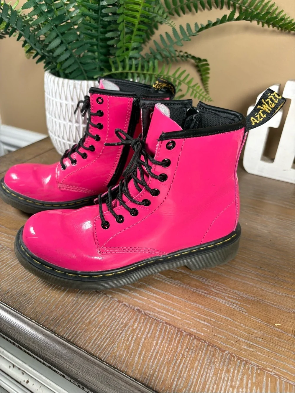 DR MARTENS DELANEY HOT PINK PATENT LAMPER BOOTS JUNIOR GIRLS SIZE 2